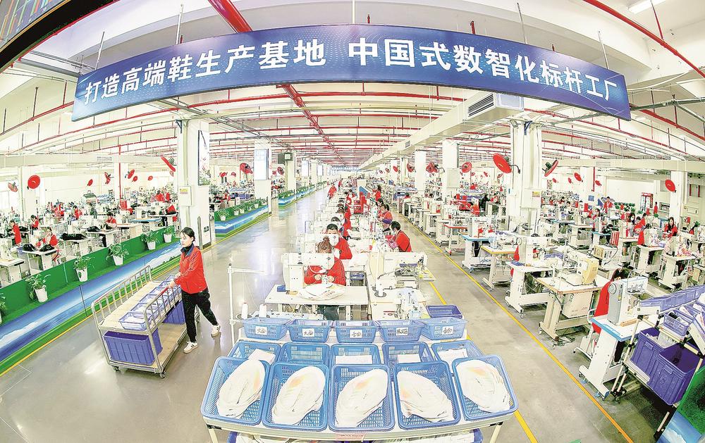 去年9月，晋江优秀民营企业家群体被授予“八闽楷模”称号。作为全国唯一一个拥有“楷模”荣誉的民营企业家群体，他们没有骄傲自满，在推动民营经济、社会建设高质量发展的道路上继续勇毅前行(图1)