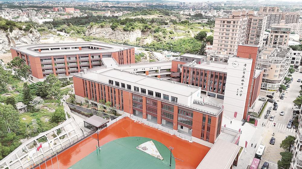 去年9月，晋江优秀民营企业家群体被授予“八闽楷模”称号。作为全国唯一一个拥有“楷模”荣誉的民营企业家群体，他们没有骄傲自满，在推动民营经济、社会建设高质量发展的道路上继续勇毅前行(图2)