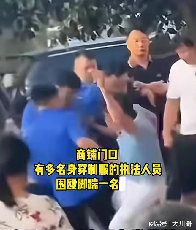 抚州东乡区商铺门口公职人员殴打男子事件引发热议(图1)