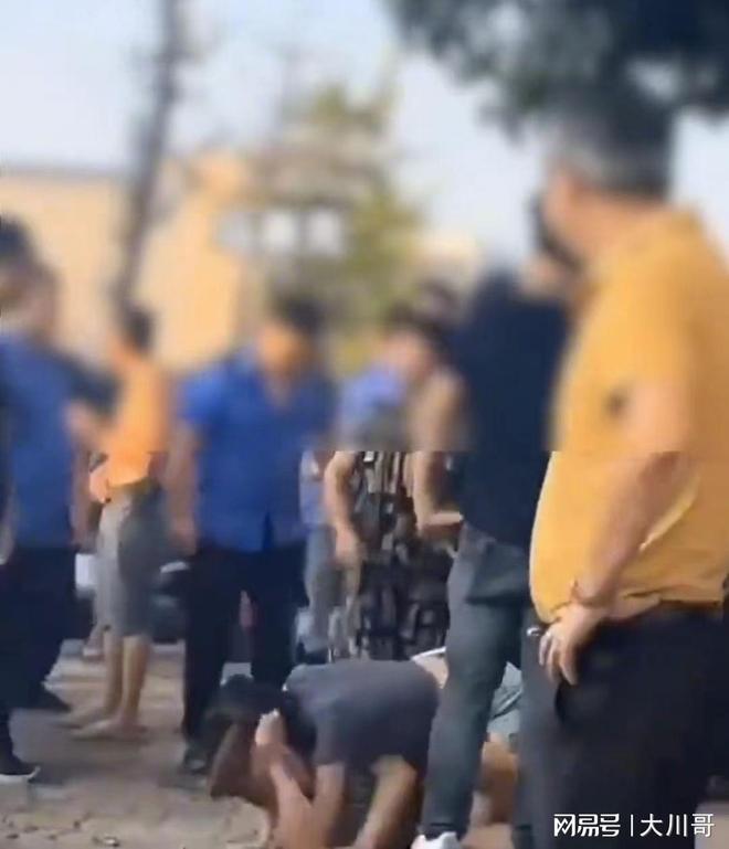 抚州东乡区商铺门口公职人员殴打男子事件引发热议(图3)