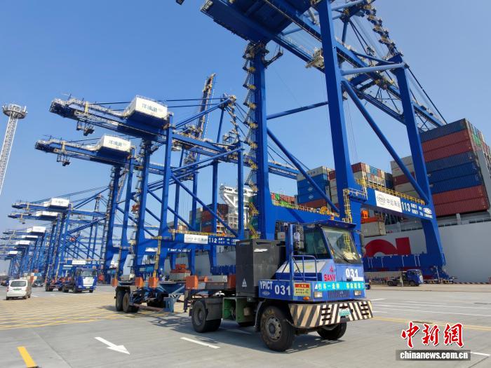 海南自贸港封关满月，洋浦港大型船舶往来频密引航量增(图1)