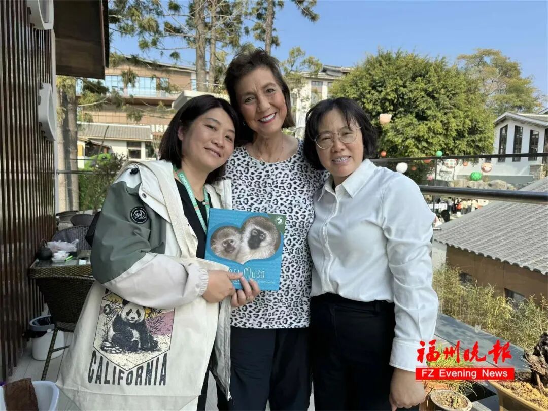 70 多岁美国女士乔治妮千里来榕会熊猫‘巴斯’(图2)