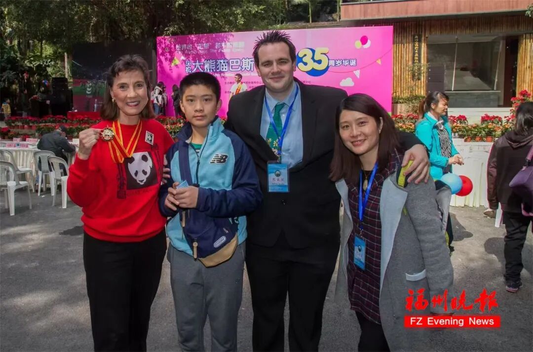 70 多岁美国女士乔治妮千里来榕会熊猫‘巴斯’(图7)