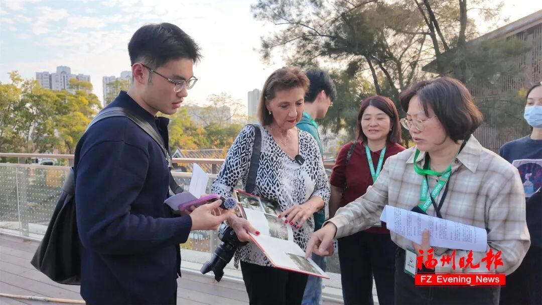 70 多岁美国女士乔治妮千里来榕会熊猫‘巴斯’(图10)