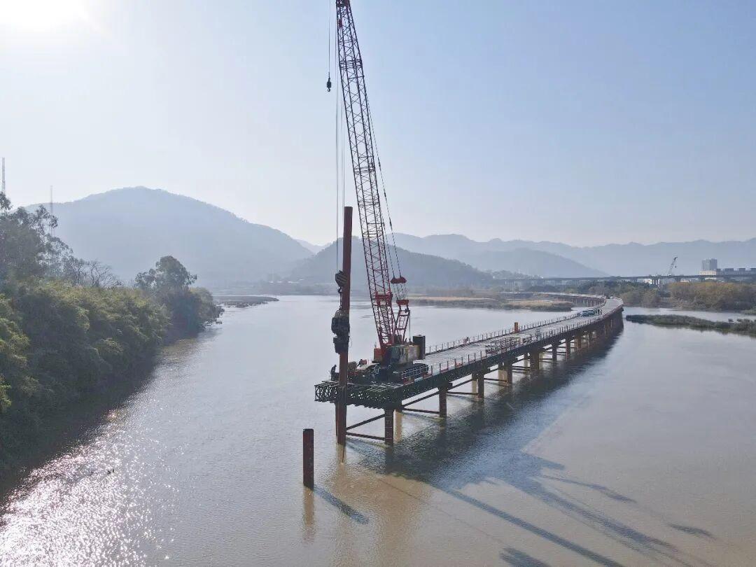 双福高速控制性工程文山洲特大桥正式开建，桩基施工推进中(图2)