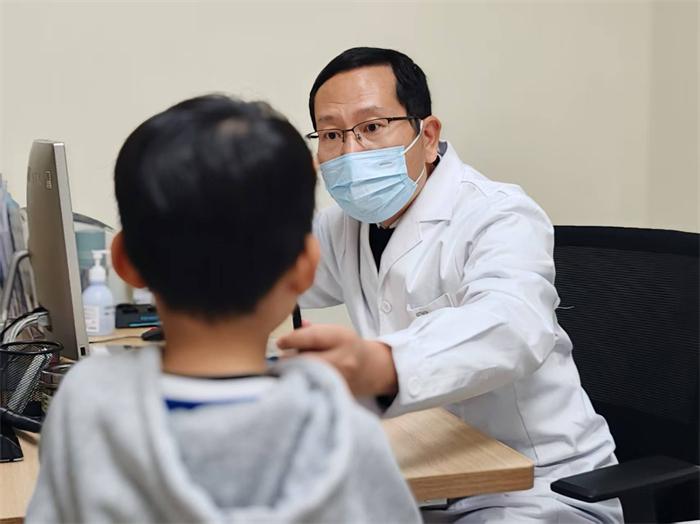 龙岩爱尔眼科黄天宏：暖男医生为儿童眼病患者带来光明与呵护(图1)