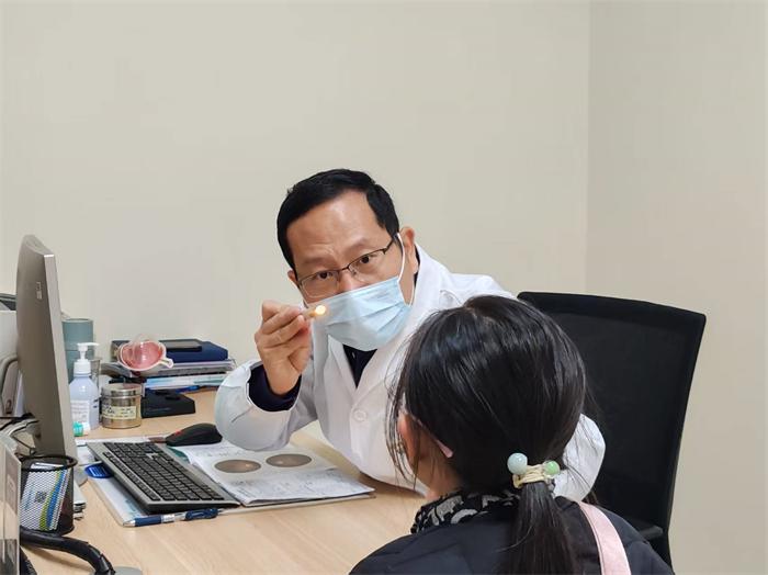 龙岩爱尔眼科黄天宏：暖男医生为儿童眼病患者带来光明与呵护(图2)