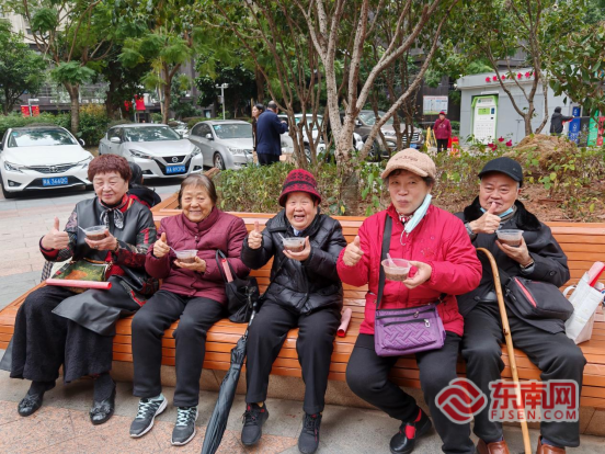 腊八节华大街道屏东社区开展暖人心主题文明实践活动(图1)