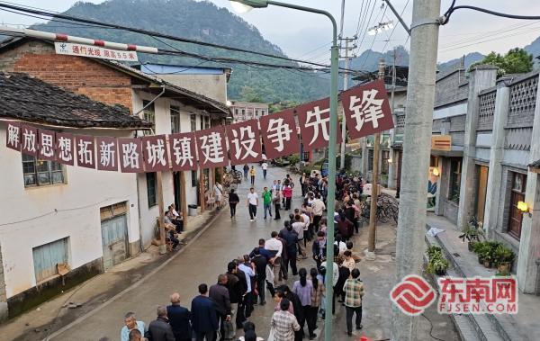 小城大事热播带火池潭村，村民伍功凤分享上镜经历(图5)