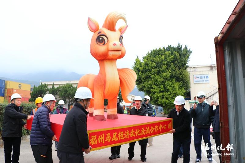 福州马尾海关监管保障，‘两马同春’灯组运往马祖闹元宵(图1)