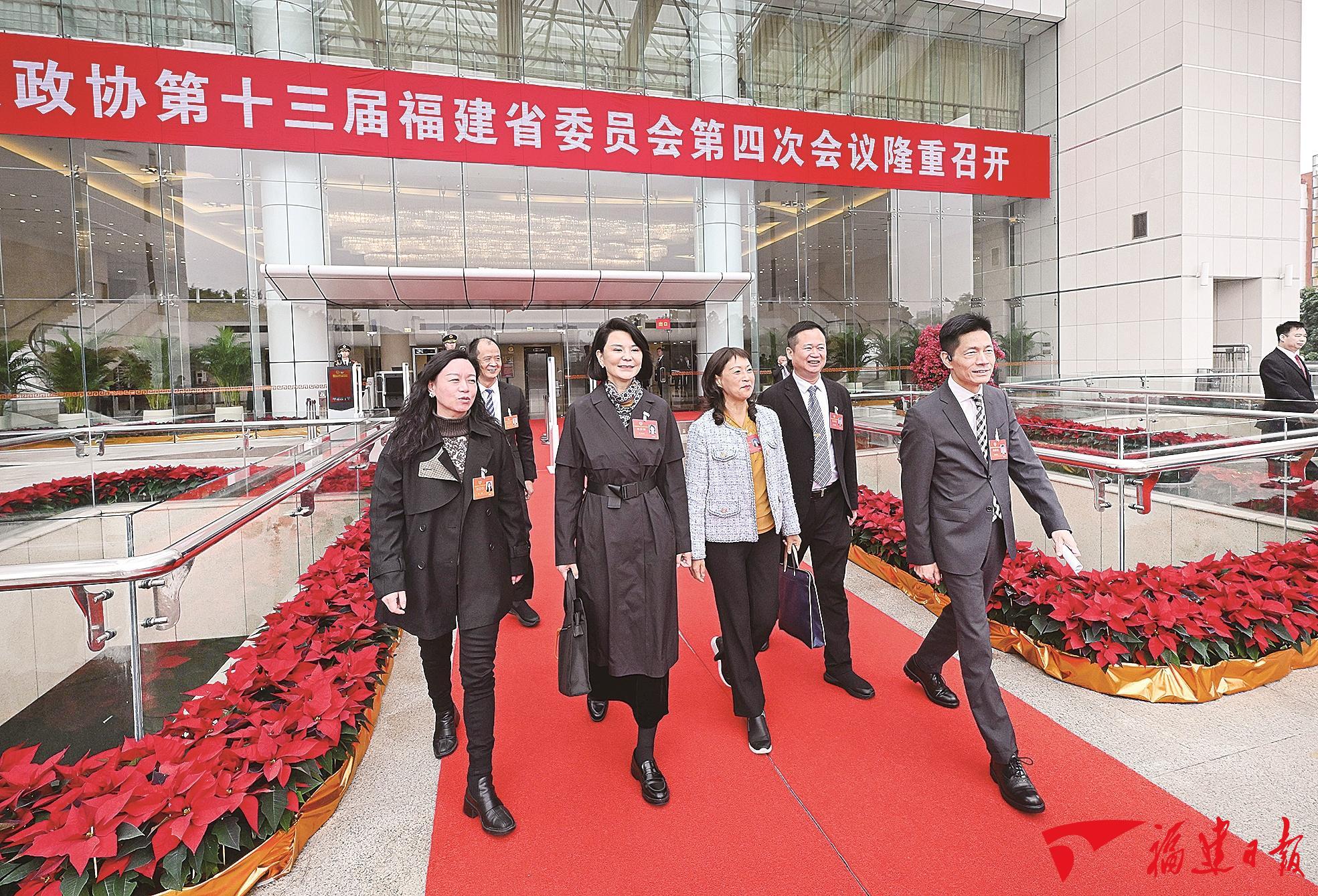 1月30日省政协十三届四次会议闭幕，委员们踏上新征程