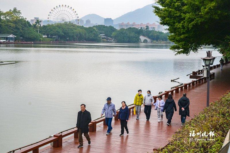 西湖环湖木栈道焕新！4 个节段完工，新秋千椅本周装(图2)