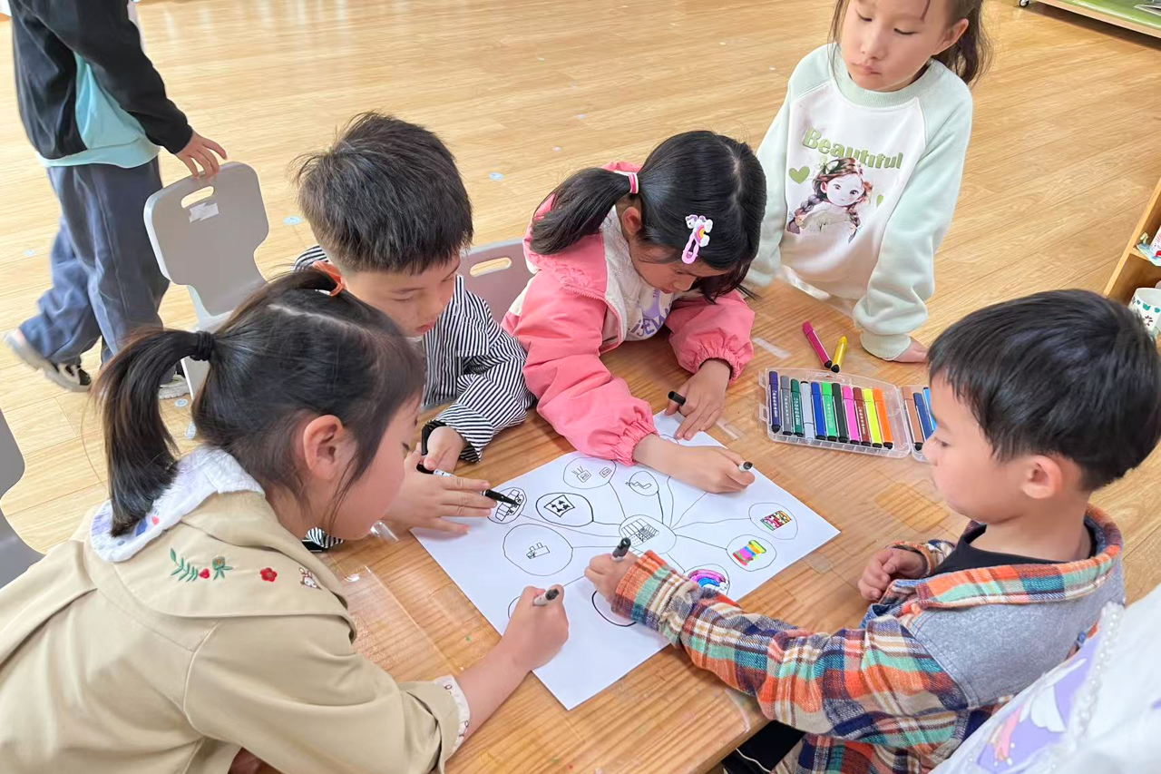 福州这面儿童彩绘墙超美！社区与幼儿园共建，孩子全程参与(图3)