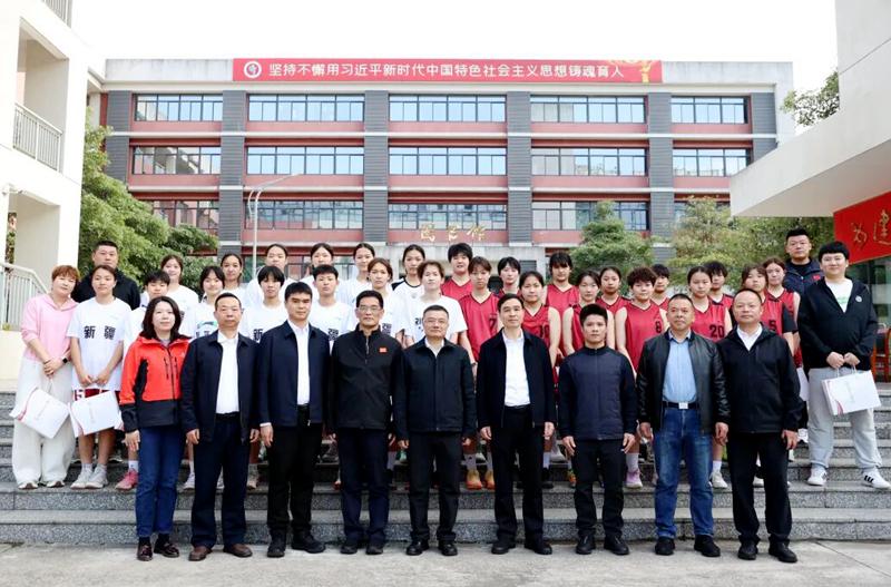 福建省体育局等领导看望慰问昌吉州在闽交流训练的女篮队员(图1)