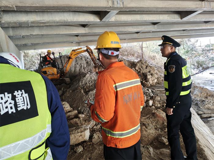 厦门高速执法支队与分公司联合清理桥下违占，消除春运安全隐患(图1)