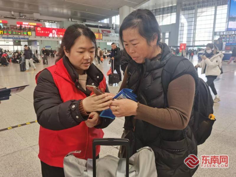临近春节福州火车站内 网络举报辟谣宣传活动受热捧(图5)