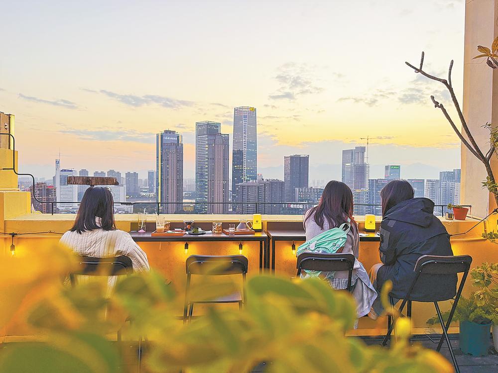 咖啡店盘活城市闲置天台成消费新场景，顾客可边赏景边品咖(图1)