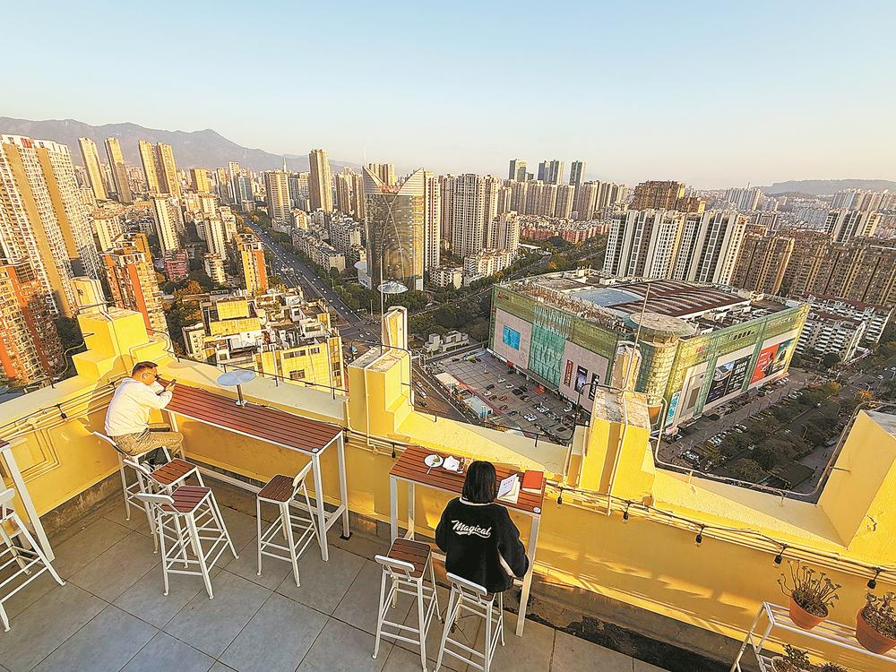 咖啡店盘活城市闲置天台成消费新场景，顾客可边赏景边品咖(图2)