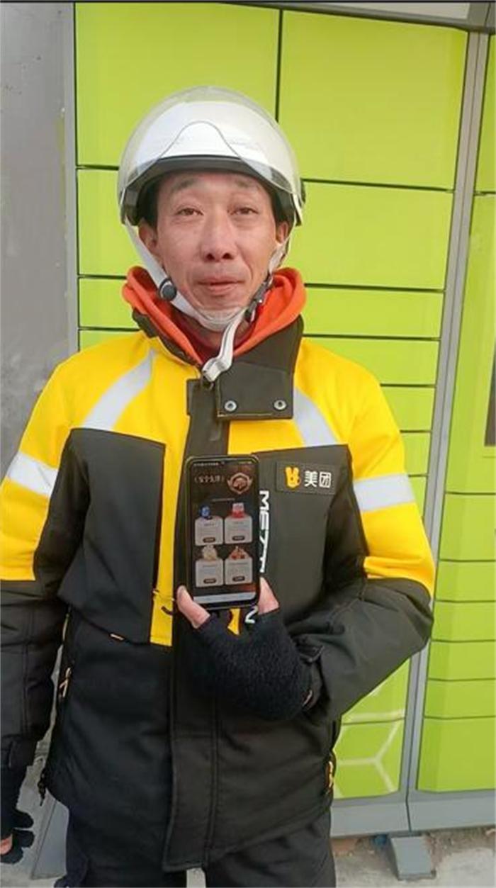 青岛骑手谭瑞刚小年获惊喜，美团百万骑手收新春礼包(图1)
