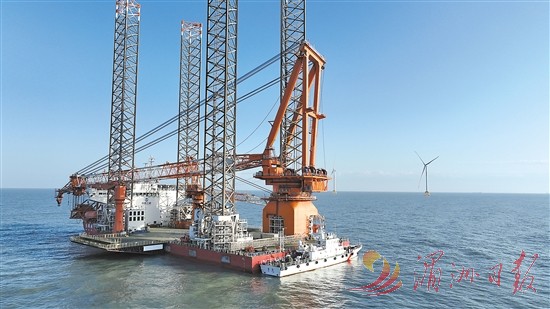 全球首艘 2000 吨自升自航式海上风电安装平台白鹤滩号作业(图1)